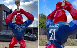 Sao tuyển Pháp dựng tượng khỉ đột cầm cúp World Cup trước nhà