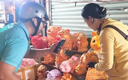 Đổ xô mua heo đất, người xin vía tài lộc, người 'nuôi' để... sắm vàng