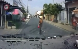 Tài xế bực bội với thái độ 'khinh khỉnh' của người phụ nữ sang đường