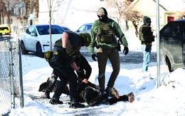 Cuộc chiến nhập cư ở Mỹ: Đá lạnh và nòng súng nóng