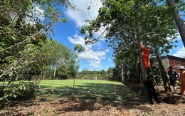 Thiếu niên 14 tuổi nghi bị điện giật chết khi đá bóng