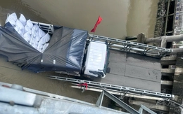 Sập nhịp giữa cầu 30-4, xe tải chở gạo rơi xuống sông Thốt Nốt