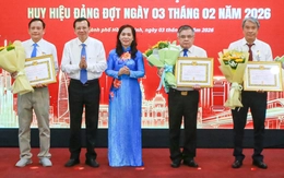 Đảng ủy UBND TP.HCM trao huy hiệu Đảng cho 45 đảng viên dịp 3-2