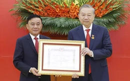 Tổng Bí thư Tô Lâm nhận Huy hiệu 45 năm tuổi Đảng