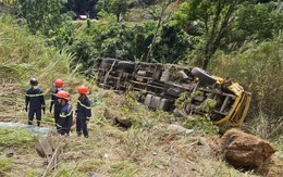 Xe tải chở máy đào rơi xuống đèo Bảo Lộc, tài xế thiệt mạng