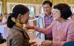 Nguyên cán bộ, phóng viên và bạn đọc Tuổi Trẻ tặng quà Tết cho người khiếm thị Phú Yên cũ