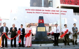 Gắn biển tên UBND đặc khu Hoàng Sa với mô hình bia chủ quyền