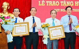 Trao huy hiệu 40 năm tuổi Đảng tặng PGS.TS Trần Hoàng Ngân, luật sư Phan Trung Hoài