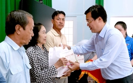 Phó bí thư thường trực Lê Quốc Phong thăm, chúc Tết Vĩnh Long, trao 500 triệu đồng chăm lo người dân