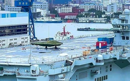 Xôn xao đồn đoán máy bay bí ẩn xuất hiện trên tàu chiến Trung Quốc