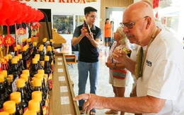 Khách quốc tế thích mua nước mắm truyền thống Phú Quốc