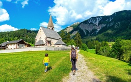 Ngôi làng ở Italy hạn chế du khách đến nhà thờ ‘triệu like’