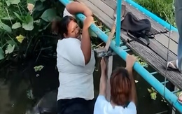 Pha xuống thuyền đi vào lòng kênh