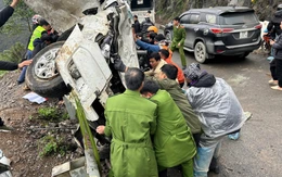 Cứu 3 người trong xe bán tải bị lật xuống vực bẹp dúm