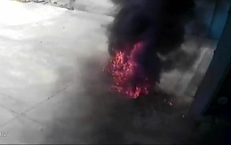 Khởi tố đối tượng ném 'bom xăng' vào nhà người khác để trả thù