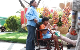 Những em bé đón Tết từ xe lăn ở phiên chợ 0 đồng