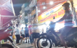 Ngang nhiên chiếm dụng vỉa hè, lòng đường trước chợ tại TP.HCM để giữ xe, thu tiền trái phép