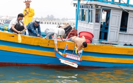 Dân chài dong thuyền cúng tất niên ở cửa biển