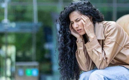 Dùng kẹp tóc kẹp lông mày giúp giảm đau nửa đầu?