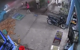 Camera ghi cảnh cứu người bị nạn dưới gầm ô tô, người đàn ông bị tài xế hành hung ở TP.HCM