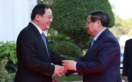 Thủ tướng và Chủ tịch Quốc hội Việt Nam gặp lãnh đạo Lào