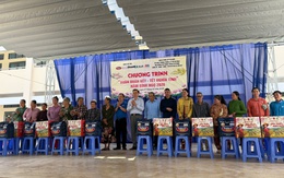 Trao 800 phần quà Tết đến với bà con Cần Giờ