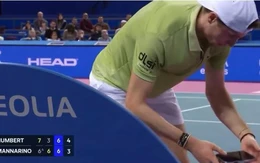 Hành động kỳ lạ giữa trận đấu của ngôi sao quần vợt làm dấy lên nhiều 'thuyết âm mưu'