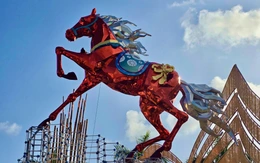 Dân thích thú khi mục kích song mã kéo xe, xích mã tung vó lấp lánh tại Phú Yên cũ