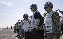 Đàm phán viên của Mỹ thăm tàu sân bay ở Trung Đông, nhắc nhở Iran