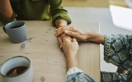 Vợ cũ và vợ mới cưới nhau sau khi chồng qua đời 9 tháng