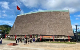 Cháy nhà rông lớn và đẹp bậc nhất của người Ba Na ở Quảng Ngãi