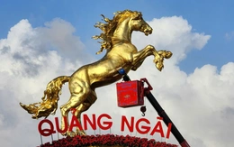 Linh vật ngựa vàng Quảng Ngãi 'phi nước đại' ra biển, người dân trầm trồ khen đẹp