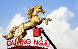 Linh vật ngựa vàng 'phi nước đại'... ra biển ở Quảng Ngãi mang thông điệp gì?