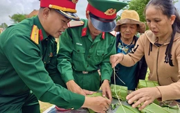 Bộ đội từng giúp sửa nhà cho dân tại vùng lũ Hòa Thịnh, nay trở lại tặng quà, vui Tết cùng bà con