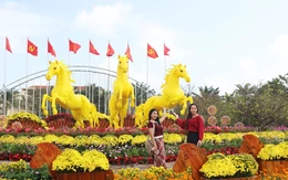 Người dân check-in bộ ba ngựa vàng 'Tam mã phi thiên'