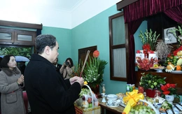 Chủ tịch Quốc hội dâng hương tưởng nhớ Chủ tịch Hồ Chí Minh tại Nhà 67