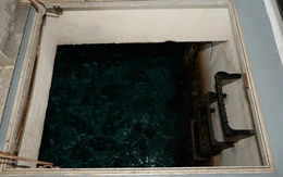 Giải đáp những tin đồn rùng rợn về bức hình chụp cửa sập dẫn xuống nước trong hồ sơ Epstein