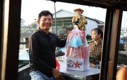 Tờ mờ sáng, thương hồ chợ nổi Cái Răng bất ngờ nhận quà Tết của thành phố