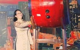 Phó chủ tịch UBND TP.HCM Trần Thị Diệu Thúy đánh trống khai mạc Ngày thơ Việt Nam tại TP.HCM