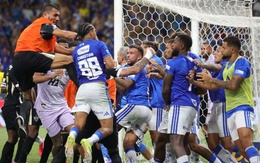 Trận đấu ở Brazil có nhiều thẻ đỏ hơn số cầu thủ đá trên sân