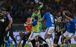 Màn ẩu đả khiến trọng tài rút 23 tấm thẻ đỏ trong trận chung kết tại Brazil