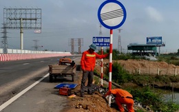Tháo dỡ biển giới hạn tốc độ 50km/h trên cầu Gianh, cầu Quán Hàu sau phản ánh của Tuổi Trẻ Online