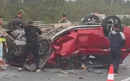 Va chạm với xe container trên cao tốc làm ô tô con bị 'vò nát', tài xế không bị thương