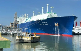 Tàu chở 63.000 tấn LNG từ Trung Đông cập cảng ở Thị Vải