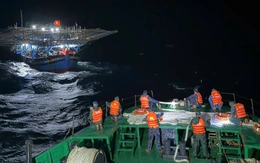 Hải quân lai dắt tàu cá cùng 36 ngư dân gặp nạn vào bờ an toàn