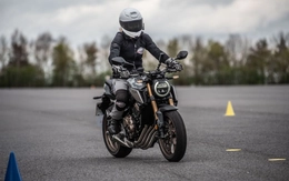 Dân mới đi xe máy hay được mách nên phanh sau, nhưng thực tế làm vậy càng nguy hiểm