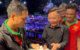 Trúng 9 tờ vé số giải đặc biệt, nam nhân viên ở Tây Ninh tặng mỗi đồng nghiệp 10 triệu đồng