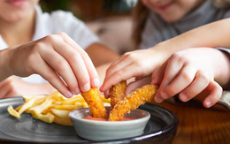 Trẻ ăn nhiều thực phẩm siêu chế biến dễ lo âu, hiếu động?
