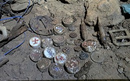 Hài cốt liệt sĩ trong hang đá với bộ cờ tướng sáng trắng