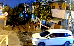 Tài xế ô tô cố tình vượt rào chắn đường sắt ở phường Đức Nhuận bị lập biên bản